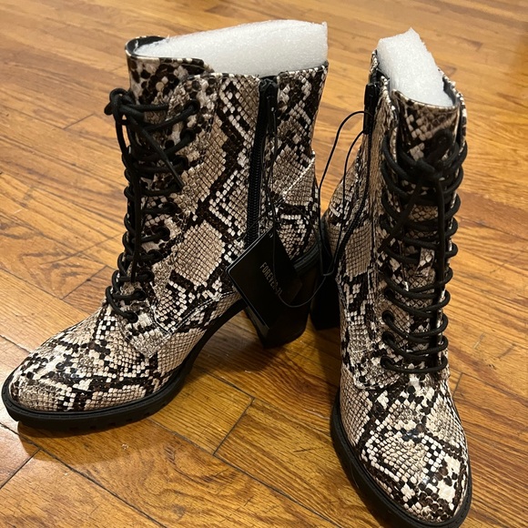 Brand new faux snake skin booties / size 7 - Picture 2 of 3